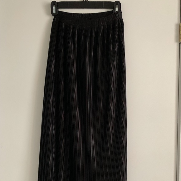 Oak + Fort Pleated Black Shiny/Metallic Midi Skirt - Picture 1 of 1